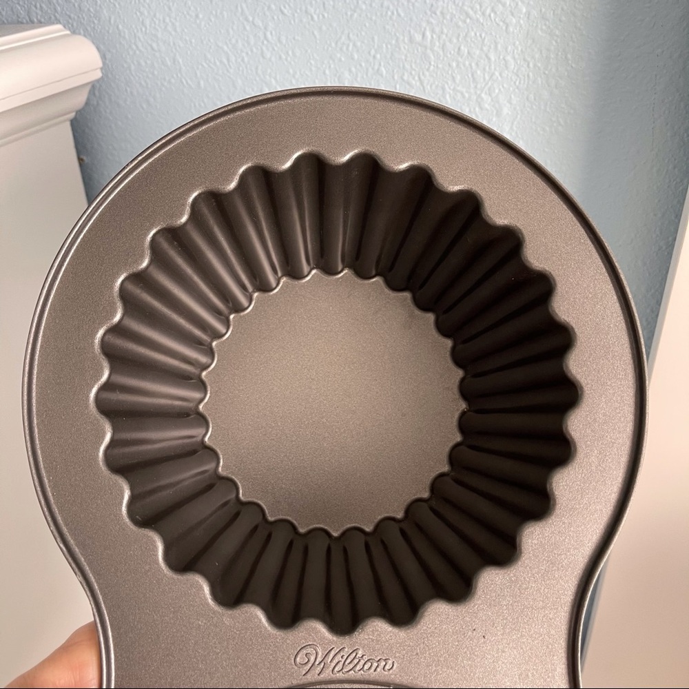 Wilton Giant Cupcake Cake Pan - Picture 8 of 11
